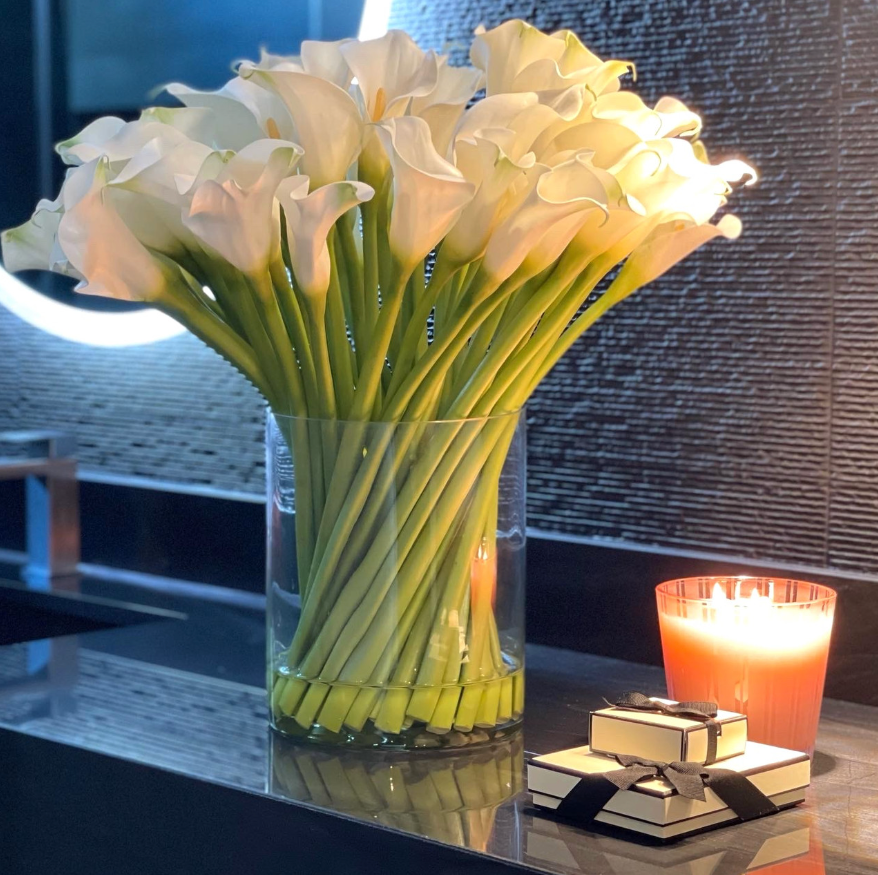 Calla Lilies in 25 cm Glass Cylinder